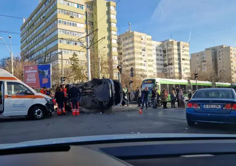 O ambulanță aflată în misiune s-a ciocnit cu două mașini, în Capitală. Patru oameni au fost răniţi