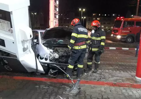 O mașină a intrat într-o pompă de carburant din Tecuci. Rezervorul automobilului s-a fisurat și sunt scurgeri de combustibil