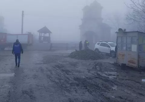 Accident la cariera Roșia, din Gorj. O mașină în care se aflau șase muncitori a intrat într-o bandă transportoare. Patru oameni au fost răniți