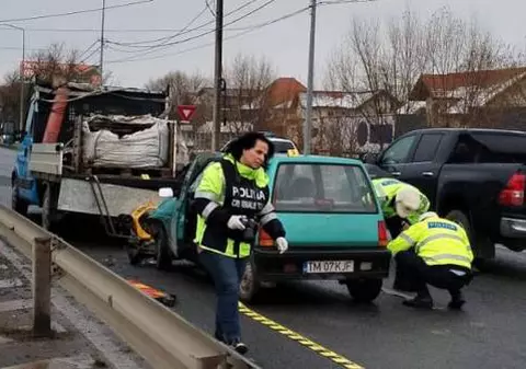 Doi muncitori care reparau drumul au fost loviți de o șoferiță de 85 de ani, la Timișoara. Toți trei, transportați la spital