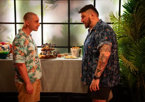 INTERVIU Regizorul comediei fără înjurături „Klaus și Barroso”: „La cât de mulți oameni lucrează astăzi în corporații, e un subiect puțin tratat”