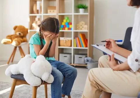 Copiii abuzați sexual nu trebuie audiați la Poliție sau în spații unde nu se asigură protecţia emoţională, spun procurorii