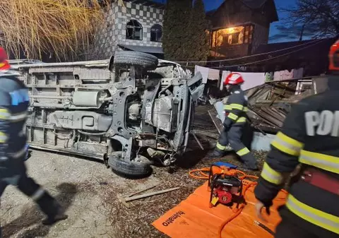 O ambulanță care transporta pacienți s-a răsturnat în Argeș. Două persoane au rămas blocate în interior