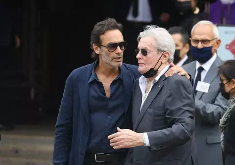 Alain Delon își dă fiul în judecată, după ce Anthony a făcut dezvăluiri despre starea lui: „Îi tot spune că e senil”