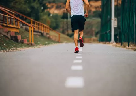 Persoanele care suferă de sindromul „long COVID” ar trebui să evite exercițiile fizice intense | STUDIU