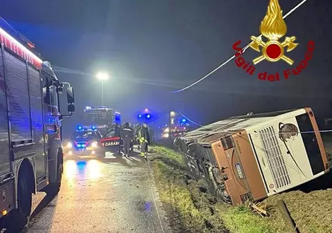 Un autocar cu 79 de turiști s-a răsturnat în noaptea de Anul Nou. Oamenii se întorceau de la Veneția, unde fuseseră să vadă focurile de artificii