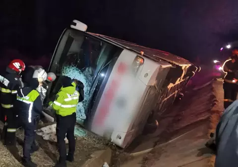 Un autocar în care se aflau şapte persoane s-a răsturnat pe DN 5, Bucureşti-Giurgiu