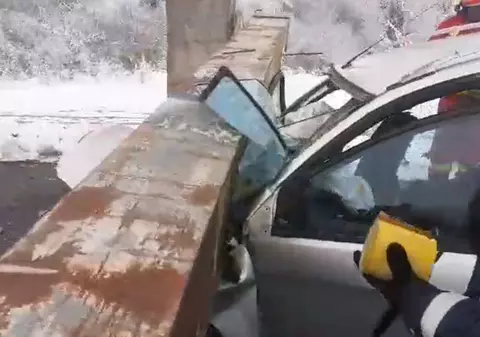 O femeie a murit după ce un limitator de înălțime lovit de un camion a căzut peste mașina ei, în Olt