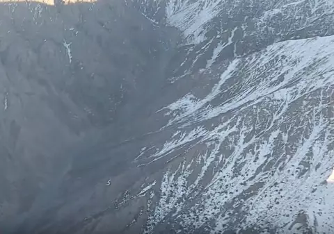 Patru oameni au supraviețuit prăbușirii unui avion rusesc în Afganistan