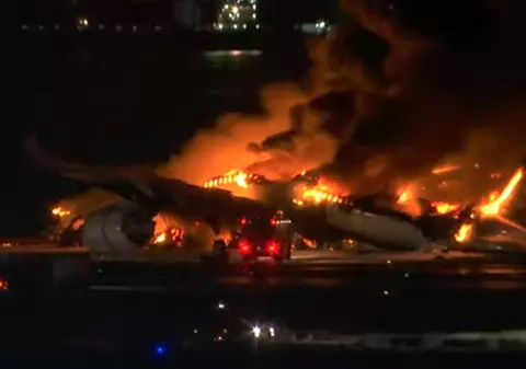 Decizia care i-a salvat: cum au scăpat cu viață toți cei 379 de pasageri ai avionului care a luat foc pe aeroportul din Tokyo