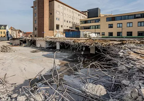 Șapte români au furat într-o singură noapte șase tone de plumb și aproape o tonă de cupru, dintr-un spital belgian care era demolat