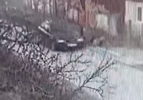 Un șofer bihorean și-a lovit intenționat cu mașina un vecin şi pe copilul acestuia de 2 ani. Momentul a fost surprins pe camerele de supraveghere