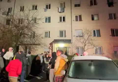 Incendiu într-un bloc din Timișoara, după ce un locatar a adormit cu țigara aprinsă. 75 de persoane au fost evacuate