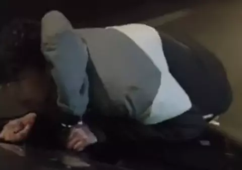Șoferul de 18 ani care și-a plimbat un prieten pe capotă, în Târgu Jiu, a rămas fără permisul pe care abia îl luase