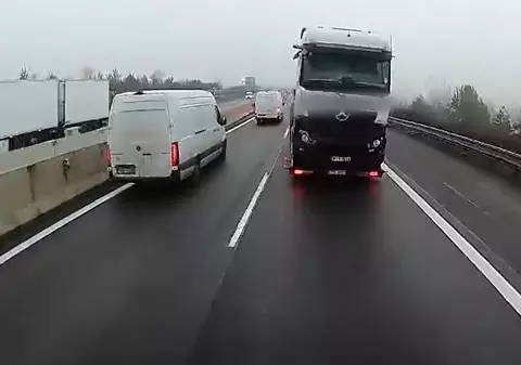 Accident filmat, cu un camion care se răstoarnă după ce „dansează” pe autostradă, fără ca șoferul să încerce să frâneze, în Cehia