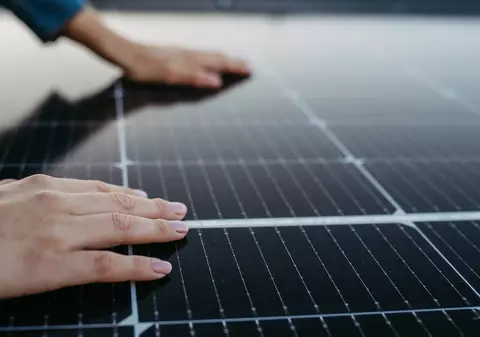 Revoluție Solara in Romania: Creșterea Exploziva a Utilizatorilor de Panouri Fotovoltaice si Sisteme Off-Grid
