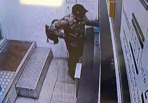 Un bărbat mascat a intrat într-un amanet din București și a aruncat cu benzină peste tejghea. Poliția îl caută