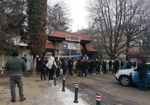 Elevii unui liceu din Bacău care nu ajung până la 8.00 la prima oră sunt ținuți la poartă până la pauză. Prefect: „Măsură irațională”