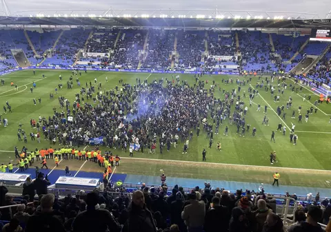 Meci din liga a treia engleză, abandonat după ce o mie de suporterii au invadat terenul pentru a protesta față de proprietarul chinez Dai Yongge | VIDEO