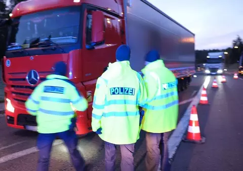 Doi tineri șoferi români de TIR, colegi de echipaj, prinși drogați la volan de trei ori în aceeași zi, în Germania