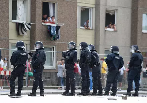 Oamenii ținuți cu forța în carantină și păziți de zeci de polițiști într-un oraș german, în pandemie, cer despăgubiri de 880.000 de euro. Între ei sunt și români