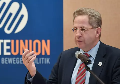 Fostul șef al serviciului german de securitate internă este monitorizat pentru extremism de agenția pe care a condus-o. Ce riscă