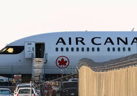 Un pasager s-a urcat la Toronto într-un Boeing 777, apoi a deschis o ușă și a căzut din avion