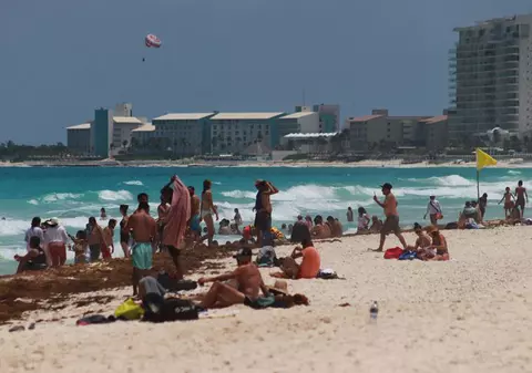 Cel puțin patru persoane au murit după ce o barcă în care se aflau turiști s-a scufundat în Mexic