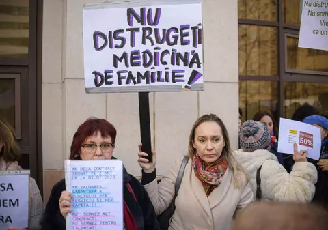 Medici de familie şi din ambulatorii au protestat în faţa CNAS. Ce s-a decis după discuțiile cu noua șefă, Valeria Herdea
