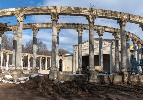 Primarul sectorului 1, Clotilde Armand, a trecut la realizările din mandat „reconstrucția teatrului de vară Bazilescu”, când acolo este încă șantier