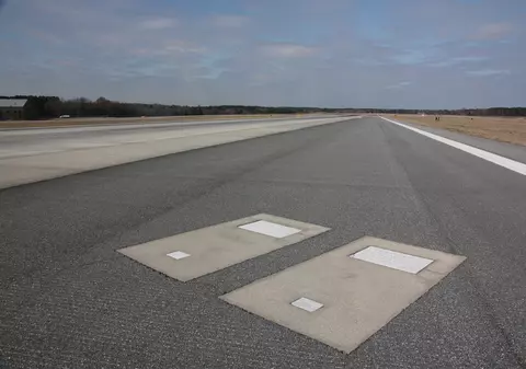 Motivul pentru care doi soți sunt înmormântați pe pista aeroportului din Savannah: „Unic și legal”