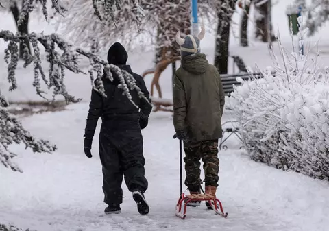 Ce urmează după ninsorile și gerul din weekend. Meteorologii anunță când se încălzește vremea