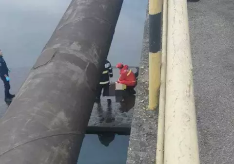 Un bărbat s-a aruncat în râul Olt. Salvatorii ISU l-au scos din apă, dar a murit la spital