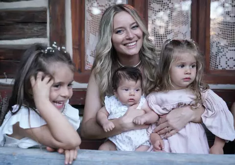 Laura Cosoi a aflat sexul celui de-al patrulea bebeluș. Cum se descurcă cu trei fetițe: „Nu pot să mă plâng”