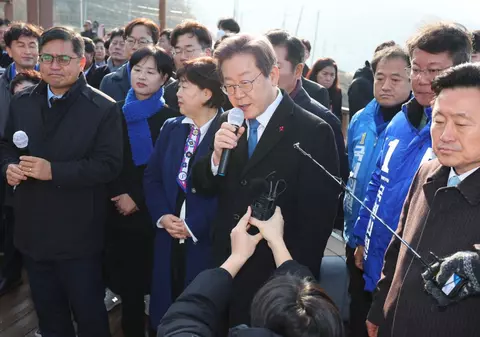 Un bărbat a fost inculpat pentru înjunghierea liderului opoziției din Coreea de Sud. Care este starea politicianului