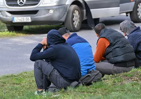 Angajații unor companii care lucrează în Italia pentru brandul Armani, puși să doarmă în fabrici și plătiți cu 2 euro/oră