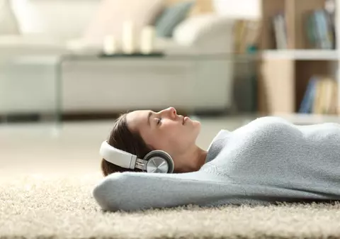 Ce este muzica binaurală și la ce ajută