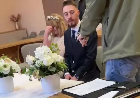 Momentul în care un tânăr mire e arestat chiar la nuntă, în Austria: mireasa, în lacrimi. Viitorul ei soț a fost deportat