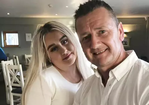 Un pompier chemat la un accident a recunoscut tatuajul de pe picior al fiicei sale, victima moartă acoperită cu o pătură, abia scoasă din mașină