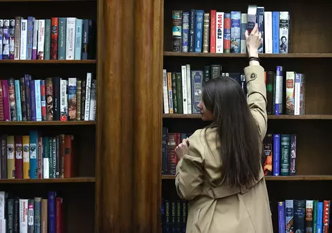 Cenzura culturii. Ce fac bibliotecile din Rusia cu cărţile scriitorilor interzişi de regim, marcate cu „Agent străin. 18+”