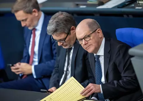 Coaliția „semafor" a lui Olaf Scholz, salvată in extremis. Liberalii au votat, cu 52%, să rămână la guvernare