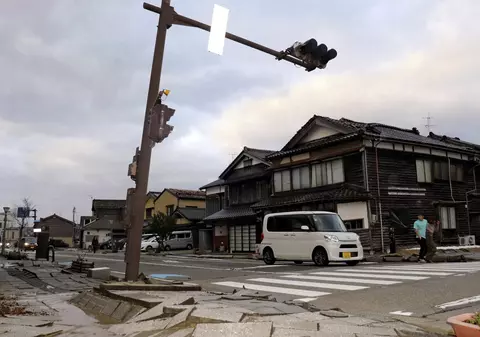 Momentul în care Japonia este lovită de cutremur. Drumuri crăpate și case distruse, printre pagube. VIDEO