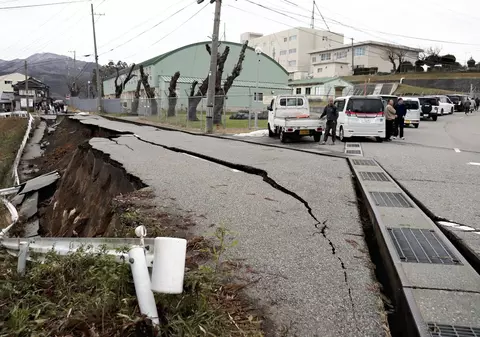Cutremur cu magnitudinea 7,6 în Japonia. Patru morți și alți oameni prinși sub dărâmături, drumuri surpate și case prăbușite