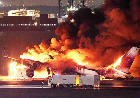 Un avion al Japan Airlines a luat foc pe Aeroportul Haneda din Tokyo, în urma ciocnirii cu un avion al Gărzii de Coastă. 379 de oameni salvaţi, 5 morți