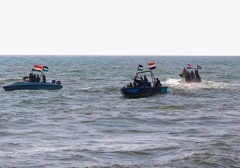 Navă cargo americană, lovită cu o rachetă balistică lansată de rebelii houthi în largul coastei Yemenului