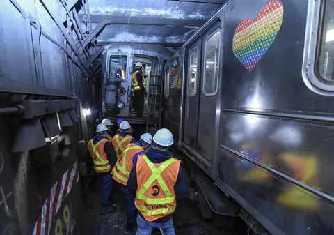 Două trenuri s-au ciocnit la metroul din New York, după care unul a deraiat. Zeci de persoane au fost rănite