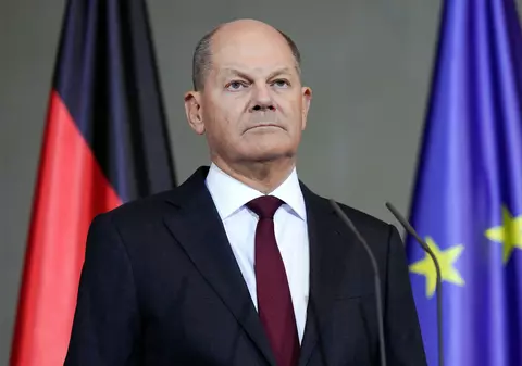 „Este foarte puţin probabil ca Scholz, Cârnatul de Ficat, să reziste”. Dmitri Medvedev îl atacă pe cancelarul german, după protestele fermierilor