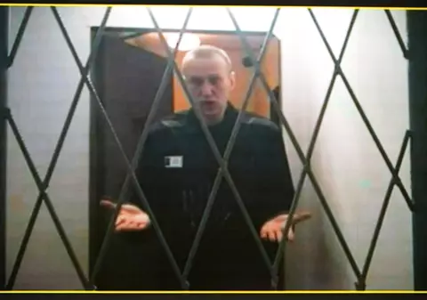 Shaman îl „torturează” zilnic pe opozantul lui Putin. Alexei Navalnîi, trezit la ora 5 dimineața cu „cel mai important cântec al țării” | VIDEO