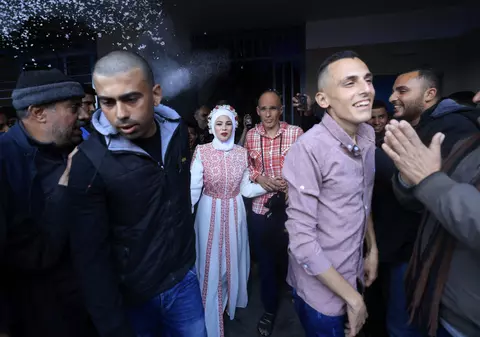 Nuntă printre bombardamente. Un cuplu din Gaza s-a căsătorit într-un oraș de corturi, în apropierea gardului de frontieră | VIDEO