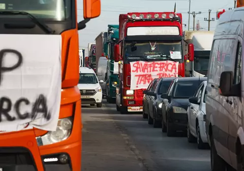 Trafic îngreunat, în continuare, la Vama Siret şi în Afumaţi de protestele transportatorilor şi fermierilor